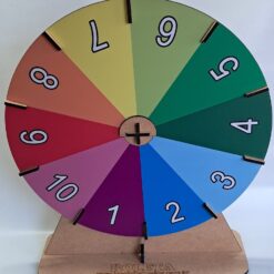 Transforme qualquer evento com a Roleta gigante adesivada! Diversão e interação garantidas em sua festa ou atividade escolar. Conheça!