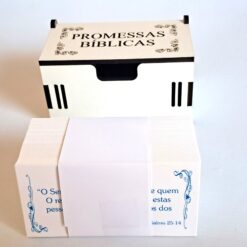 Caixa de Promessas Bíblicas Branca com 105 versículos. Ideal para inspiração diária, oração ou presente cristão. Feita em MDF branco com gravação a laser.