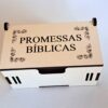Caixa de Promessas Bíblicas Branca com 105 versículos. Ideal para inspiração diária, oração ou presente cristão. Feita em MDF branco com gravação a laser.